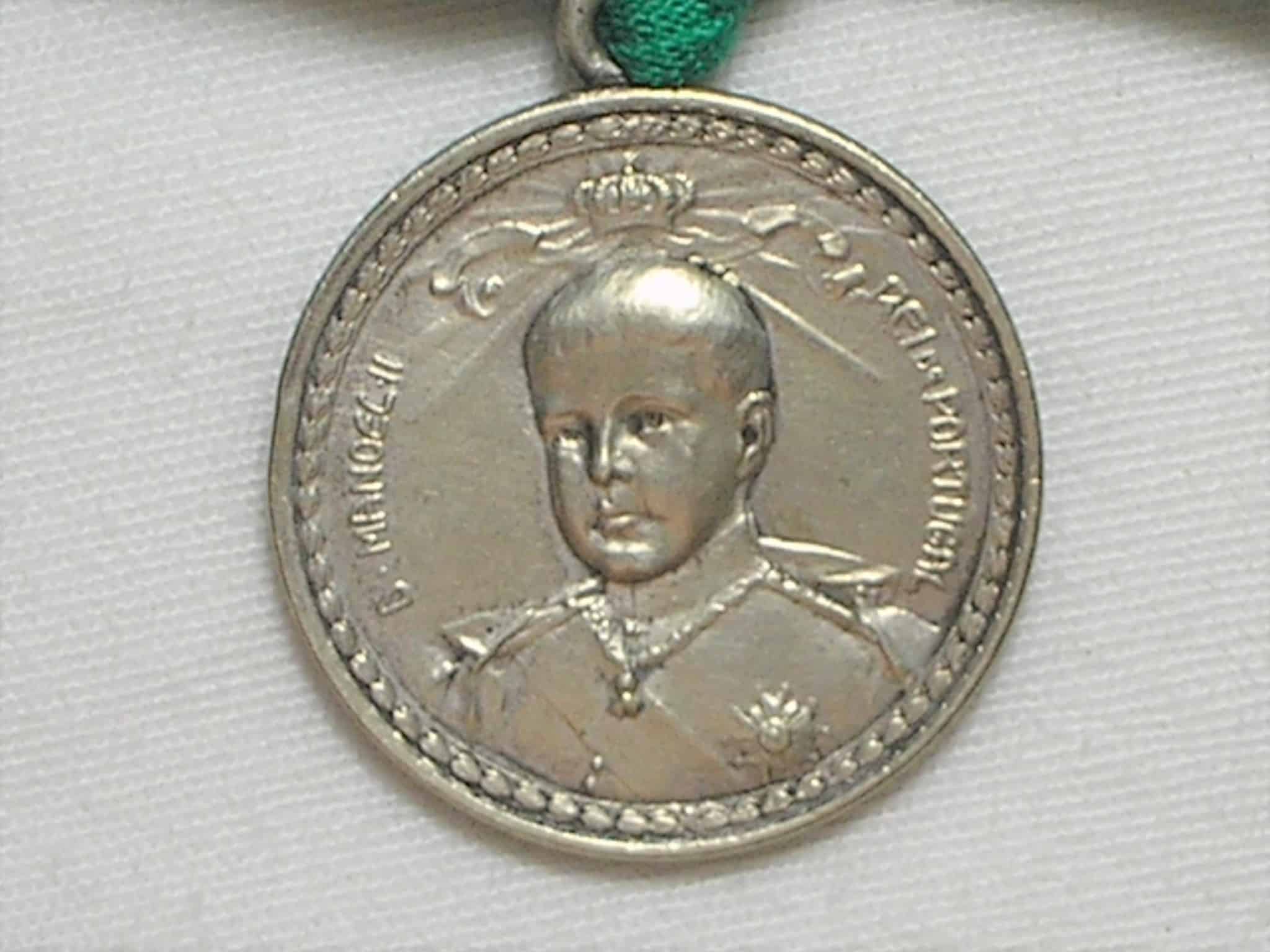 | Casa do Colecionador Medalha com olhal e fita Homenagem do Brasil 1889/1908 a Don Manuel Rei de Portugal / Alpaca - 28mm - Bela peça oberba