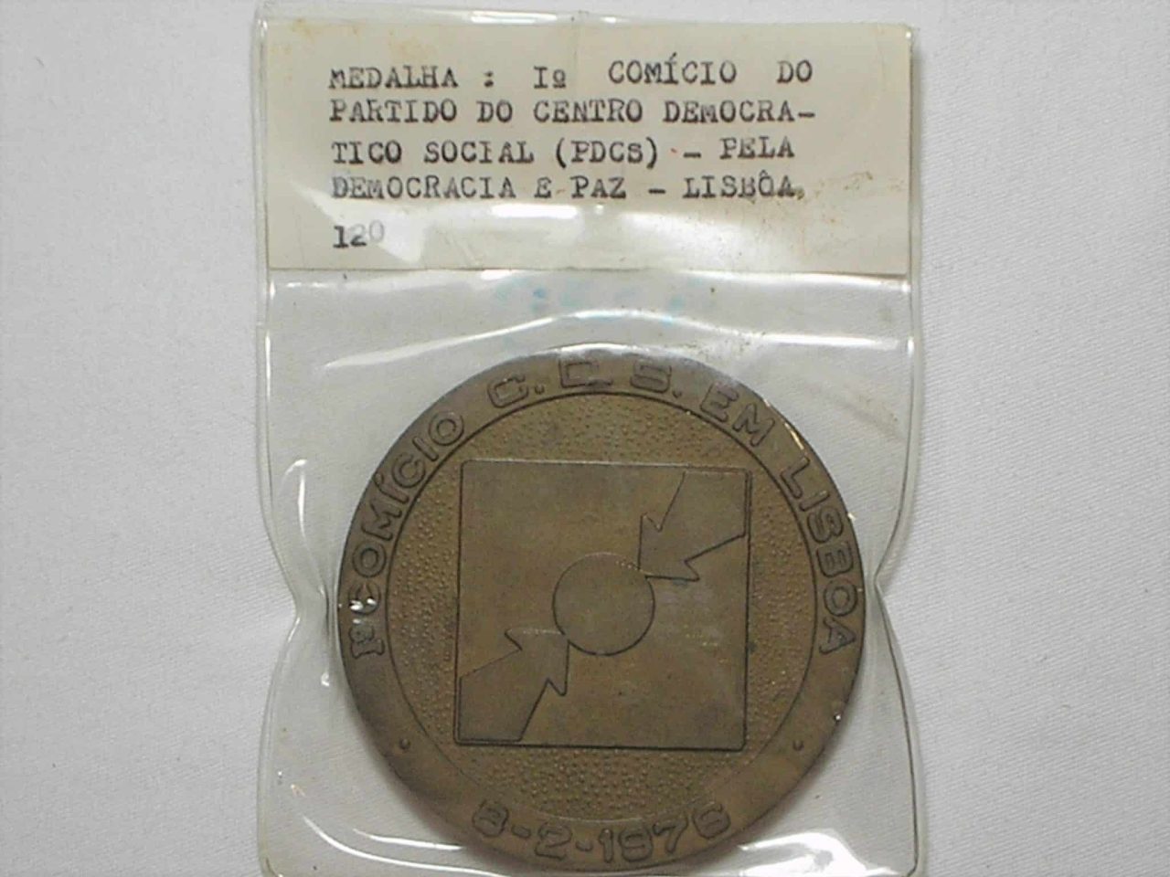 | Casa do Colecionador Medalha do 1º Comício do Partido do Centro Democratico Social (Pdcs) - 8-2-1976 / Pela democracia e Paz - Lisboa/Portugal - exemplar grande