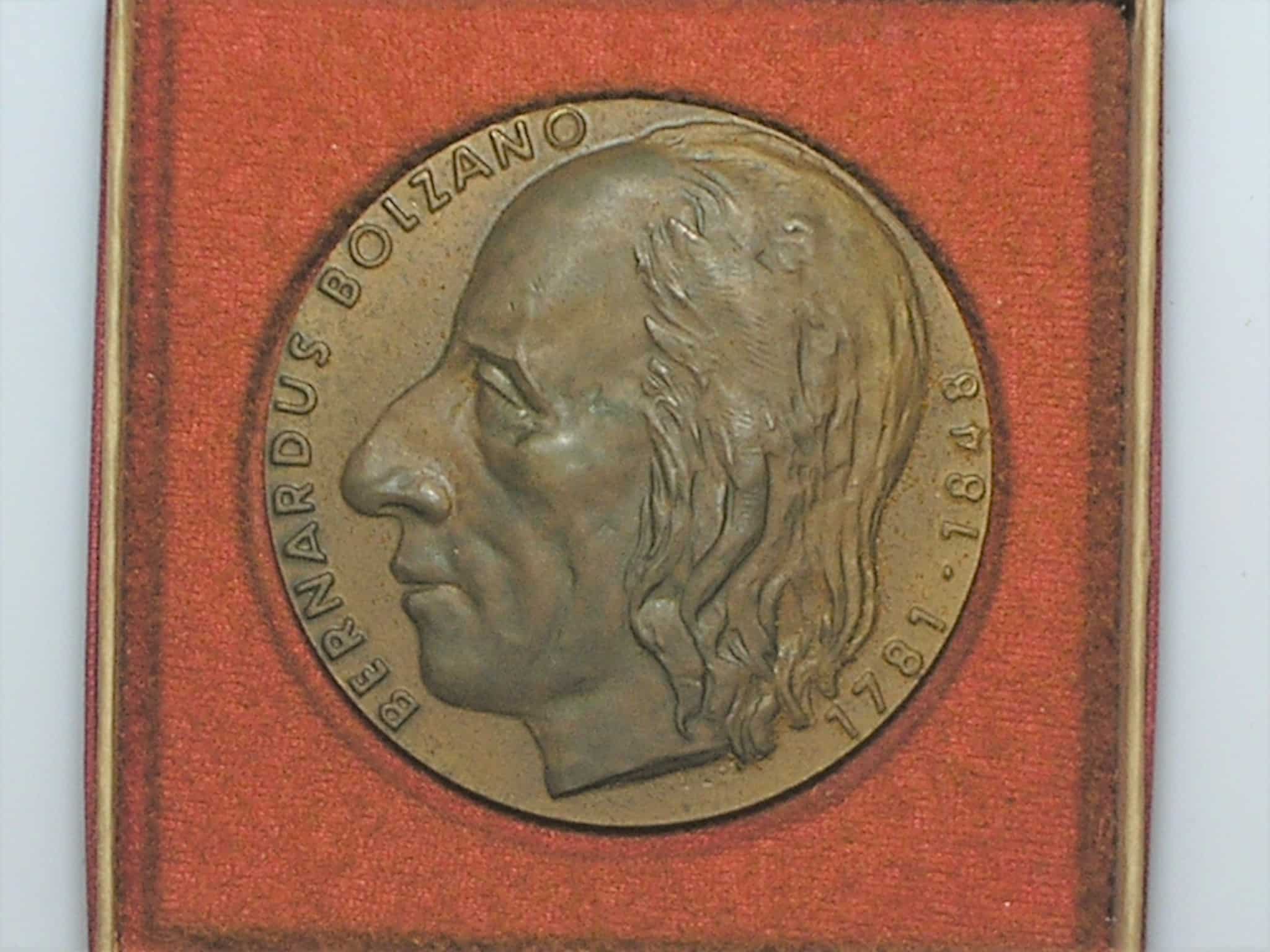 | Casa do Colecionador Medalha Estojo Original, Bernardus Bolzano - 1781/1848 - Matemático e Filósofo / 60mm - 82 g. bronze / Flor de cunho