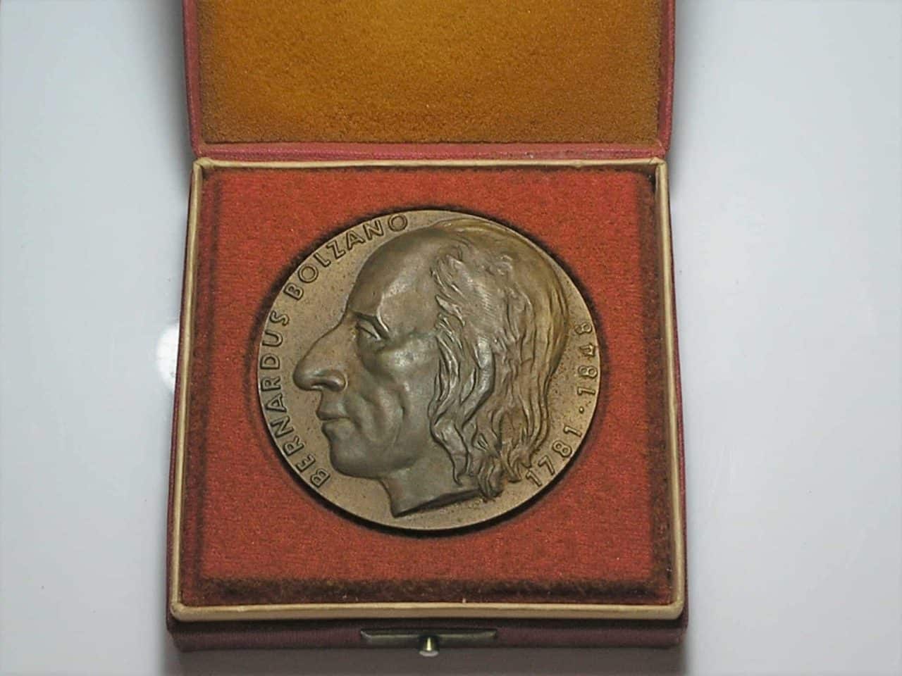 | Casa do Colecionador Medalha Estojo Original, Bernardus Bolzano - 1781/1848 - Matemático e Filósofo / 60mm - 82 g. bronze / Flor de cunho
