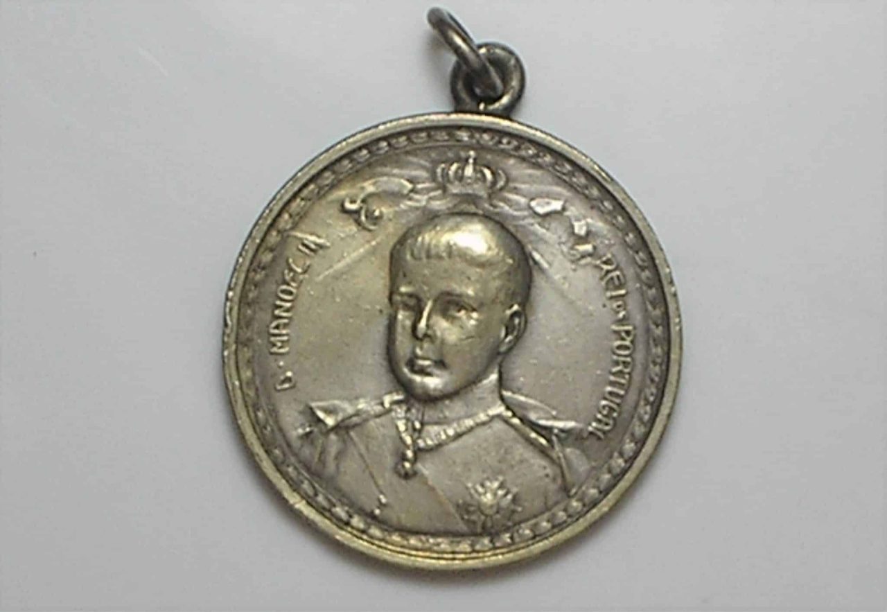 | Casa do Colecionador Medalha Homenagem do Brasil ao Rei Don Manuel II / 1889 - 1908 / Metal Alpaca com 29mm diâmetro / Soberba