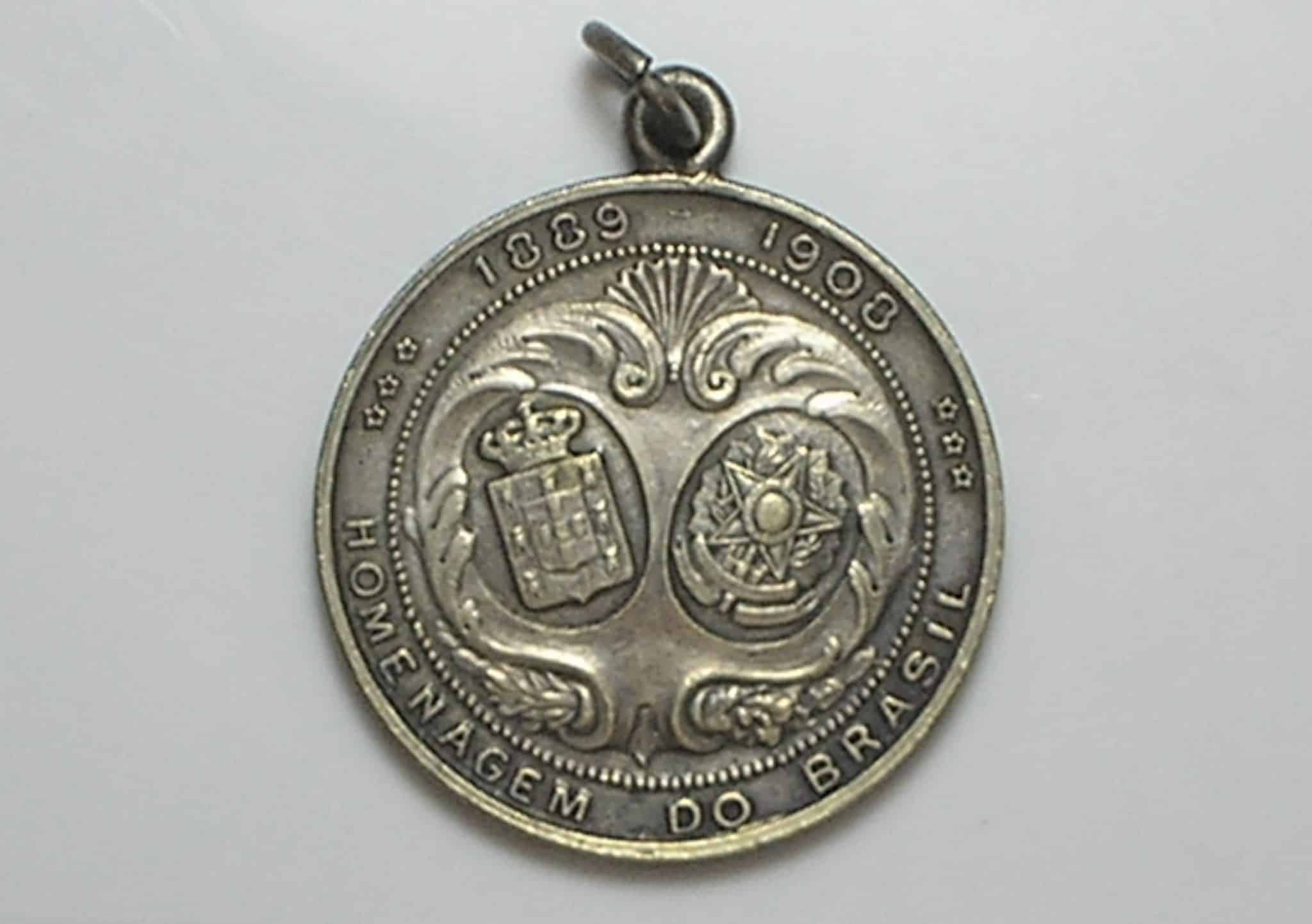 | Casa do Colecionador Medalha Homenagem do Brasil ao Rei Don Manuel II / 1889 - 1908 / Metal Alpaca com 29mm diâmetro / Soberba