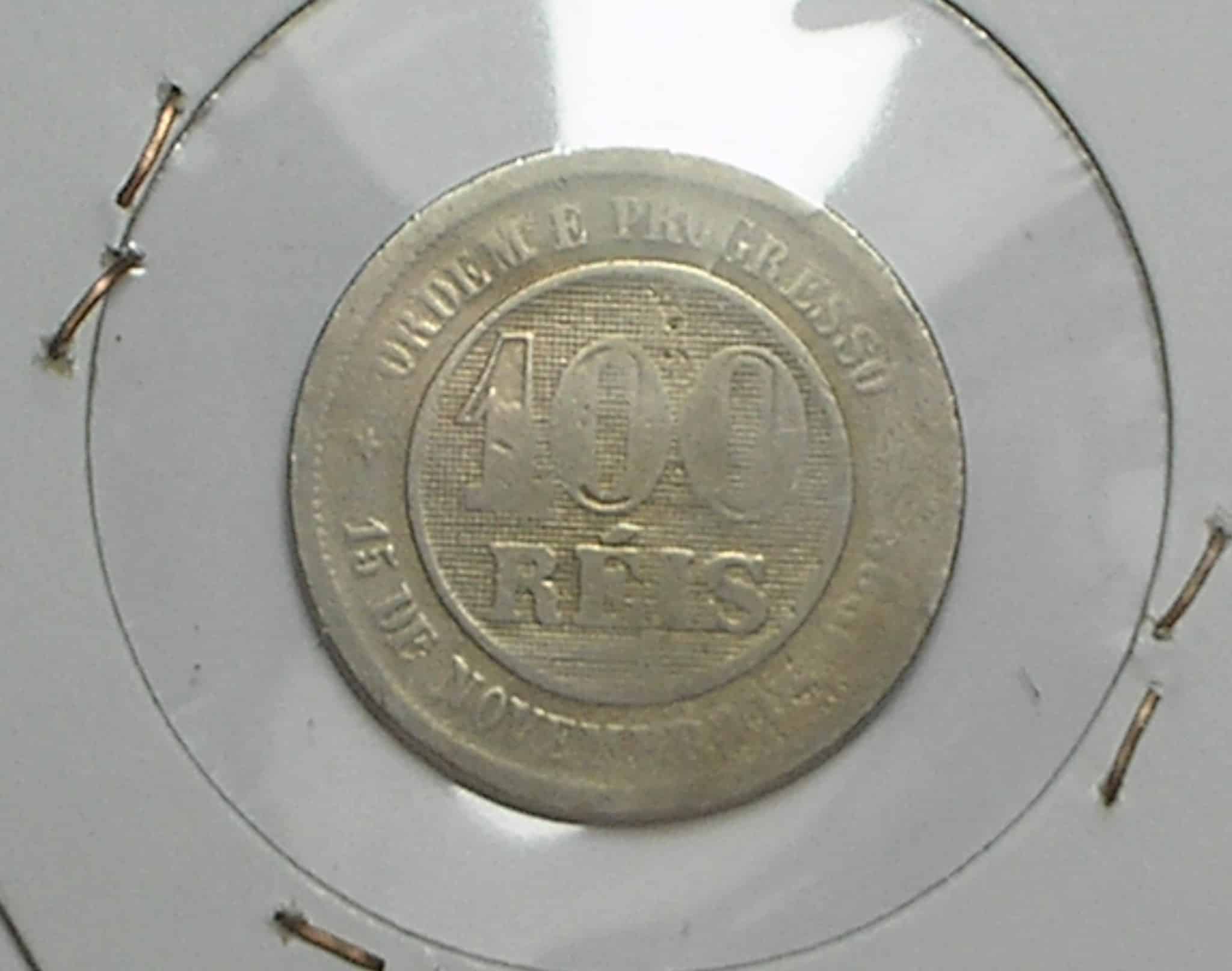 | Casa do Colecionador " 100 Réis - 1900 *** Reverso Inclinado - Catalogada - Peça raríssima *** cupro e niquel / República - Peça pra coleção - Pode se ver a inclinação na primeira foto comparando com a segunda foto.
