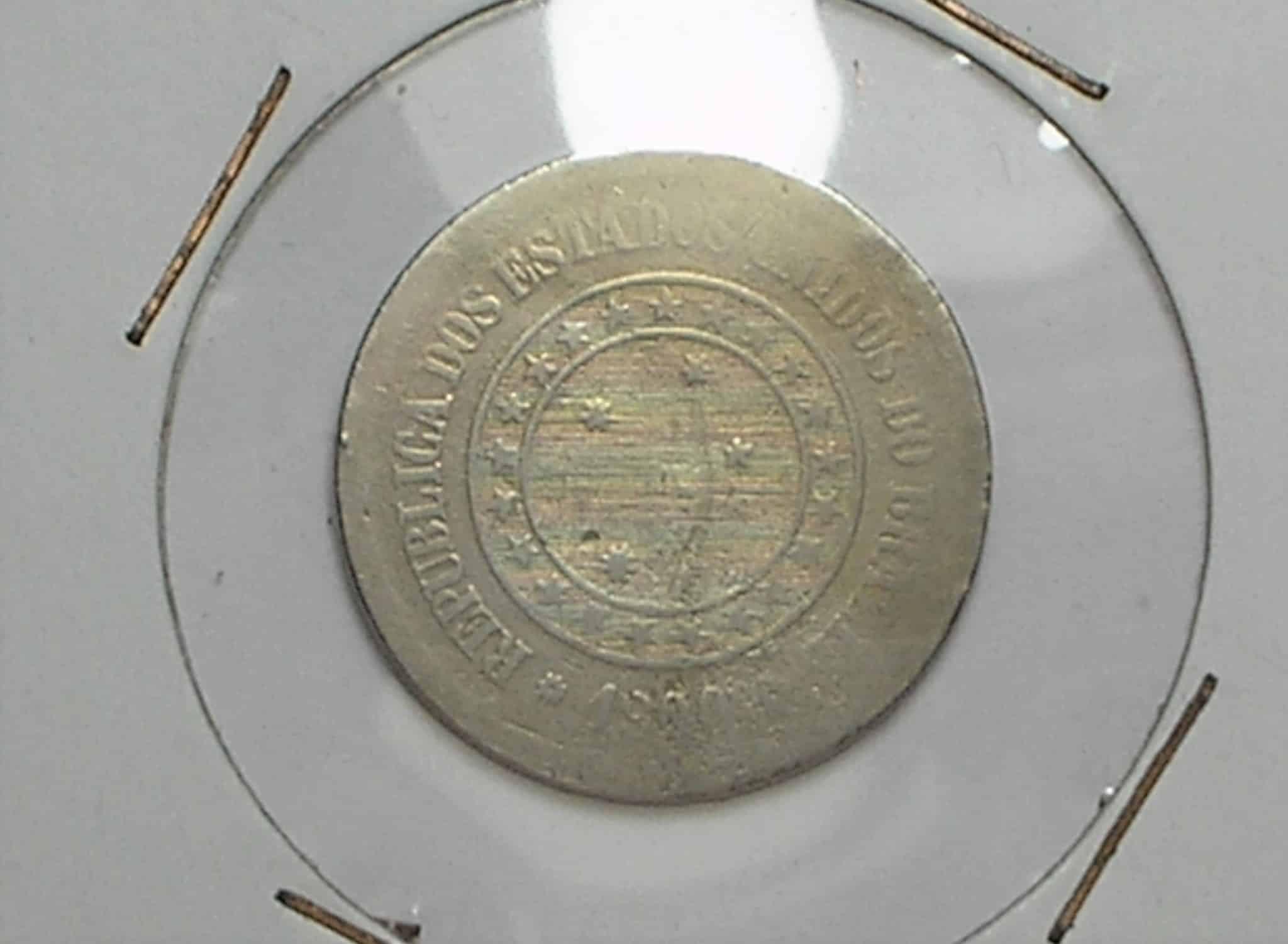 | Casa do Colecionador " 100 Réis - 1900 *** Reverso Inclinado - Catalogada - Peça raríssima *** cupro e niquel / República - Peça pra coleção - Pode se ver a inclinação na primeira foto comparando com a segunda foto.