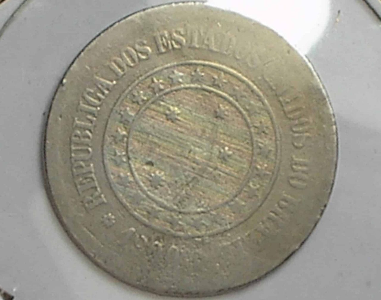 | Casa do Colecionador " 100 Réis - 1900 *** Reverso Inclinado - Catalogada - Peça raríssima *** cupro e niquel / República - Peça pra coleção - Pode se ver a inclinação na primeira foto comparando com a segunda foto.