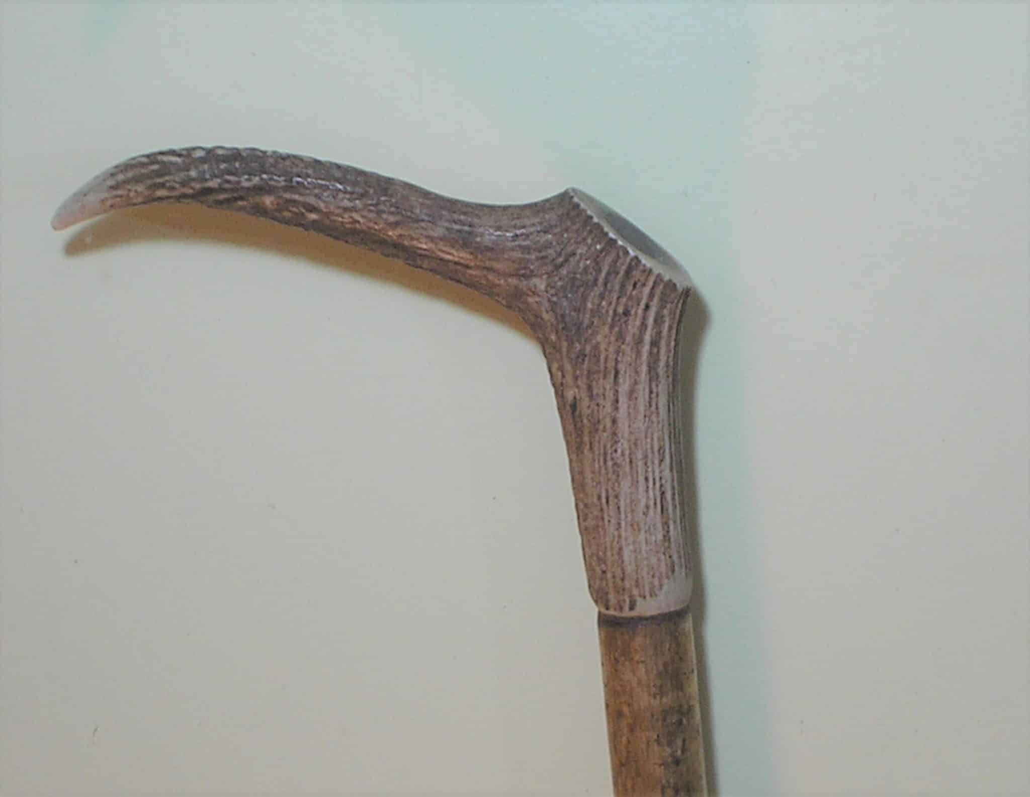 | Casa do Colecionador - Bengala ao estilo Africano com apoio feito de chifre de animal. Também excelente peça decorativa pode pendurar enfeitando o ambiênte - Tamanho 92 cm..
