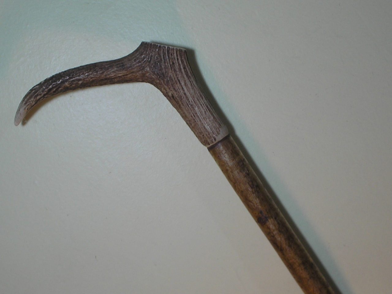 | Casa do Colecionador - Bengala ao estilo Africano com apoio feito de chifre de animal. Também excelente peça decorativa pode pendurar enfeitando o ambiênte - Tamanho 92 cm..
