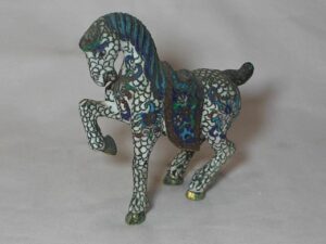 Cavalo em trote ricamente decorado e pintado ---