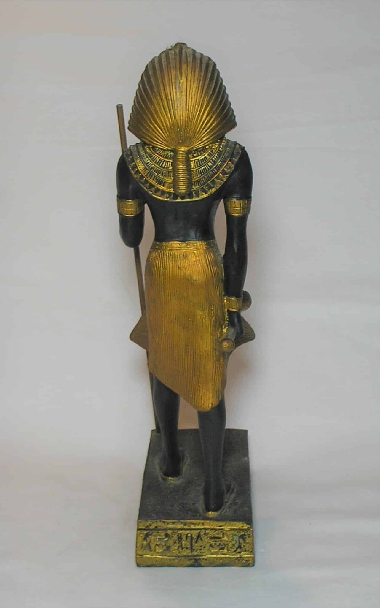 | Casa do Colecionador - Escultura egipcia representando soldado Guardião Egipcio da tumba de Tuthankamom com aplicações de amarelo representando Ouro