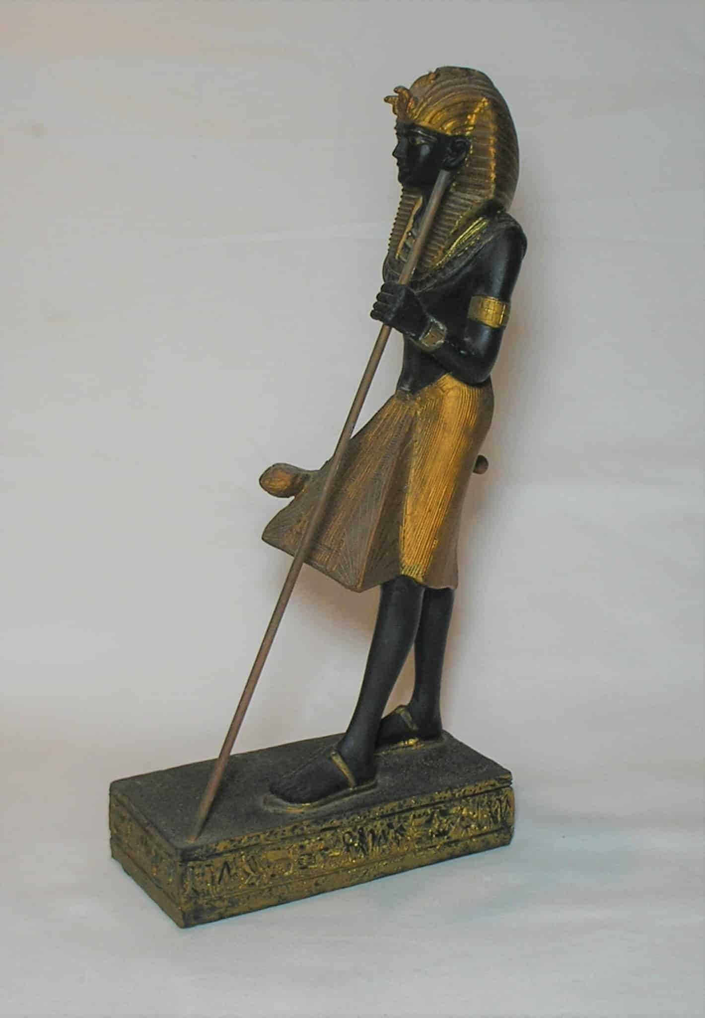 | Casa do Colecionador - Escultura egipcia representando soldado Guardião Egipcio da tumba de Tuthankamom com aplicações de amarelo representando Ouro