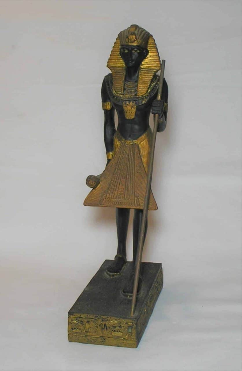 | Casa do Colecionador - Escultura egipcia representando soldado Guardião Egipcio da tumba de Tuthankamom com aplicações de amarelo representando Ouro