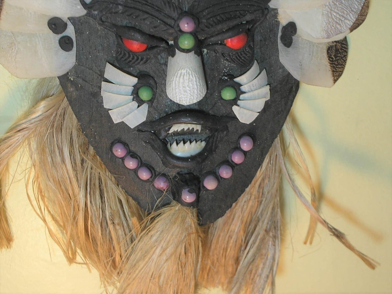 | Casa do Colecionador = Máscara ao olhar Africano, todo trabalhado com escamas e dentes de peixe, belíssima peça de exposição para decorar e enfeitar o ambente. Para pendurar.