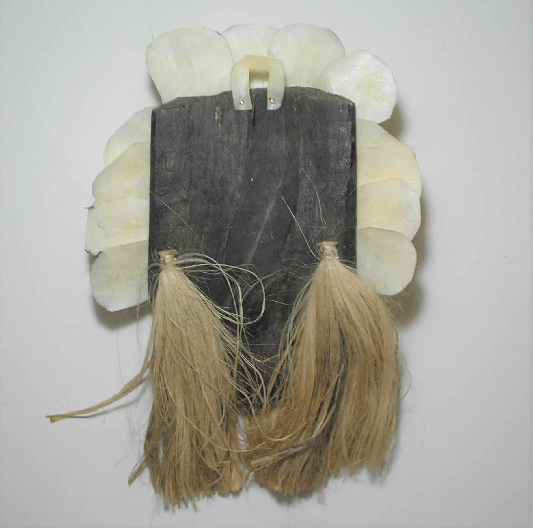 | Casa do Colecionador = Máscara ao olhar Africano, todo trabalhado com escamas e dentes de peixe, belíssima peça de exposição para decorar e enfeitar o ambente. Para pendurar.