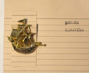 Broche para roupa - Caravela - Metal dourado