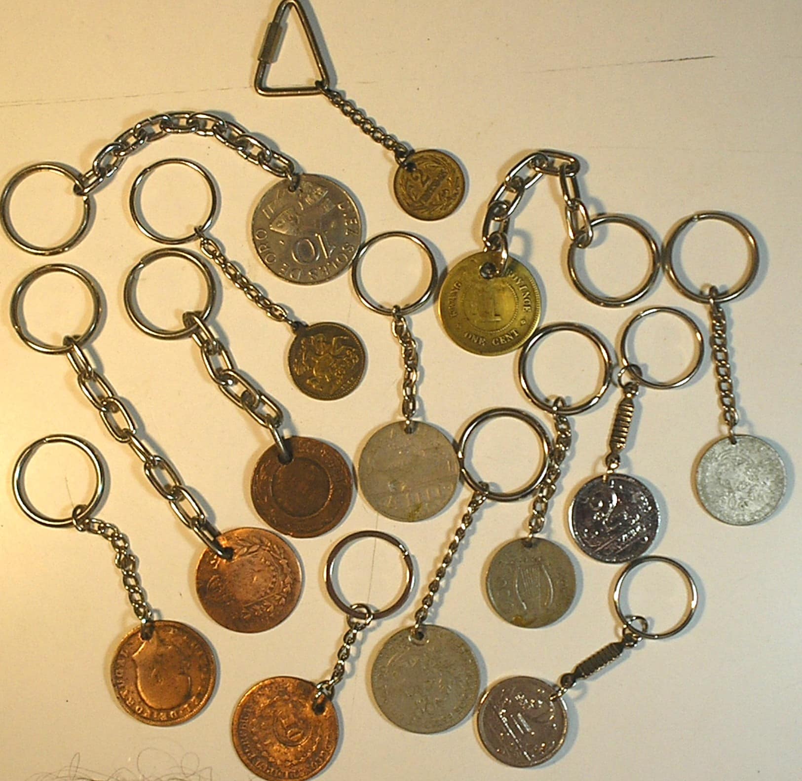 | Casa do Colecionador Coleção 14 chaveiros feitos com diversas moedas em Cobre, bronze e Niquel / bela coleção