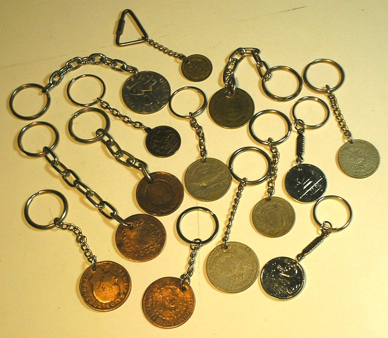 | Casa do Colecionador Coleção 14 chaveiros feitos com diversas moedas em Cobre, bronze e Niquel / bela coleção