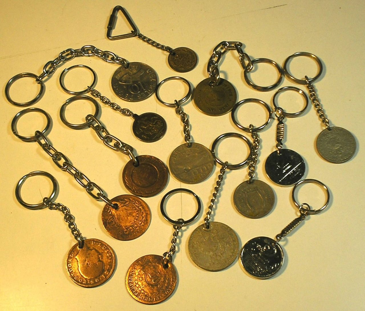| Casa do Colecionador Coleção 14 chaveiros feitos com diversas moedas em Cobre, bronze e Niquel / bela coleção
