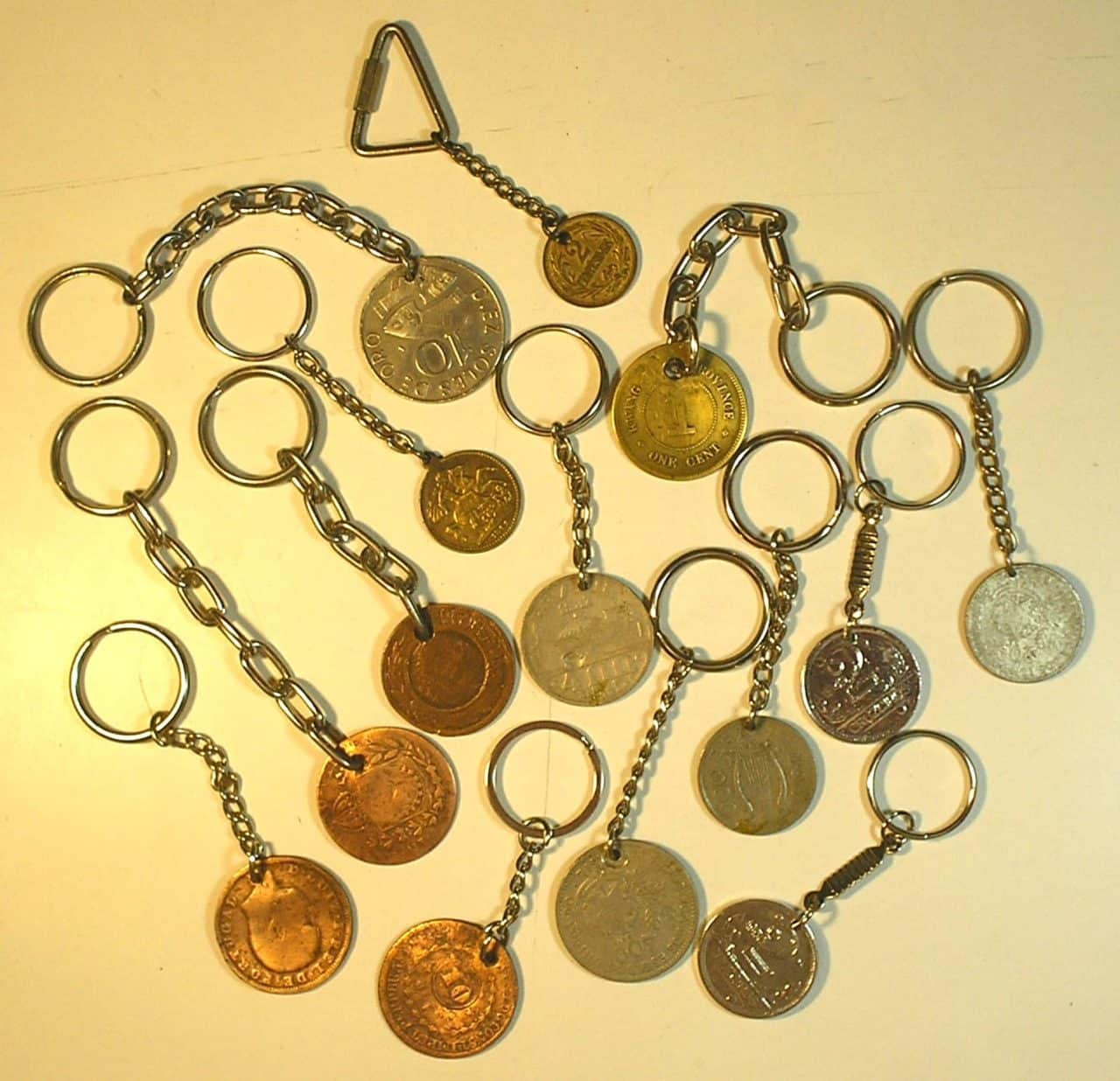 | Casa do Colecionador Coleção 14 chaveiros feitos com diversas moedas em Cobre, bronze e Niquel / bela coleção