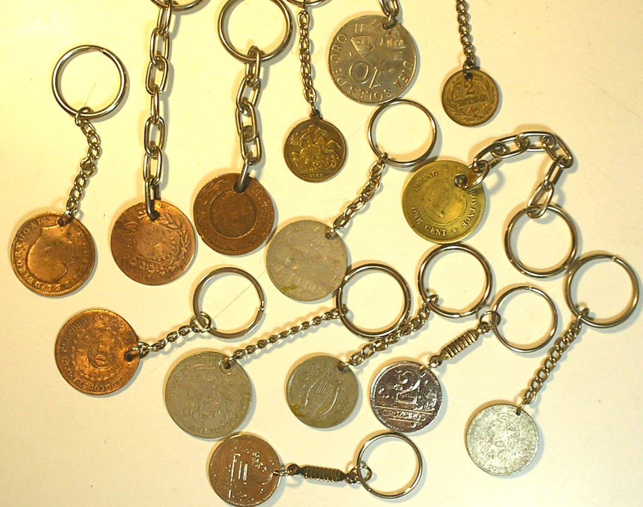 | Casa do Colecionador Coleção 14 chaveiros feitos com diversas moedas em Cobre, bronze e Niquel / bela coleção