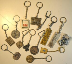 Coleção com 14 chaveiros diversos motivos, tem o Lubrax 4