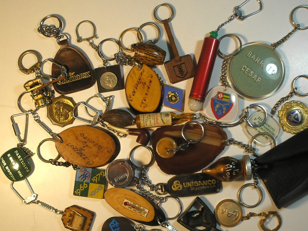 | Casa do Colecionador Coleção com 31 chaveiros diferentes e diversos assuntos com alguns dificeis como Unibanco, garrafa de Whisky, Caneca de cerveja, Barril, Porta chaves, cachimbo, cavalo, termometro e uma lanterna