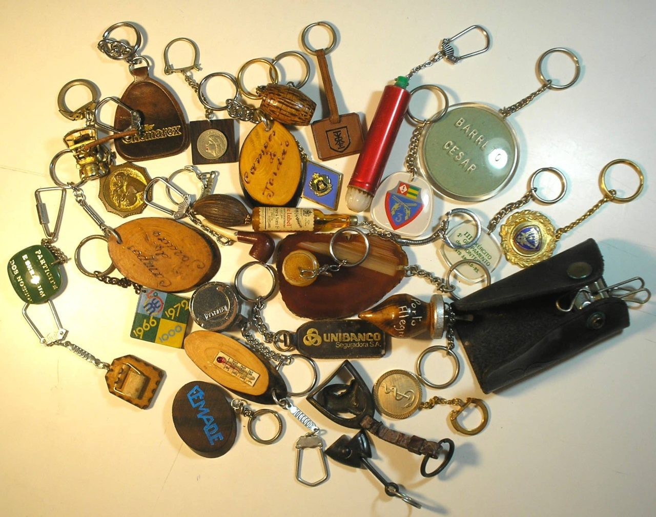 | Casa do Colecionador Coleção com 31 chaveiros diferentes e diversos assuntos com alguns dificeis como Unibanco, garrafa de Whisky, Caneca de cerveja, Barril, Porta chaves, cachimbo, cavalo, termometro e uma lanterna