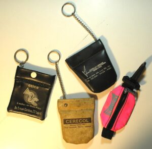 Coleção com 4 chaveiros comporta pequenos objetos, moedas e dinheiro
