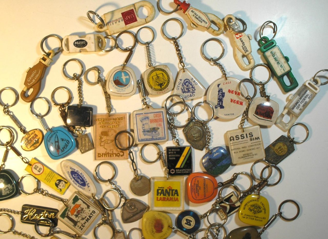 | Casa do Colecionador Coleção com 42 chaveiros diferentes diversos alguns dificeis como Fanta, Itau, Ford, Sapataria apolo e lubrax 4 e outros mais