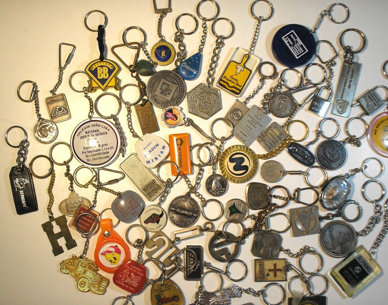 | Casa do Colecionador Coleção com 56 chaveiros diferentes com alguns dificeis como Petrobrás, Moeda, Piupiu e pedra colorida verde escuro e outros mais assuntos