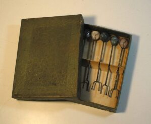 kit 6 garfinhos para petiscos com espeto espessurado a prata arrematados com pedras coloridas / Novo na caixa