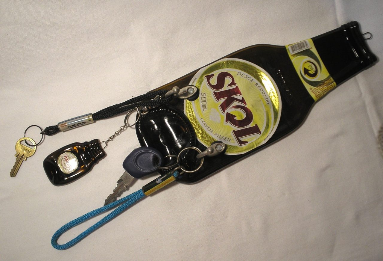 | Casa do Colecionador Porta Chave e chaveiro feito com garrafa de vidro Original da Skoll 500 Ml + chaveirinho de vidro de garrafa Itaipava - feito para pendurar em local adequado.