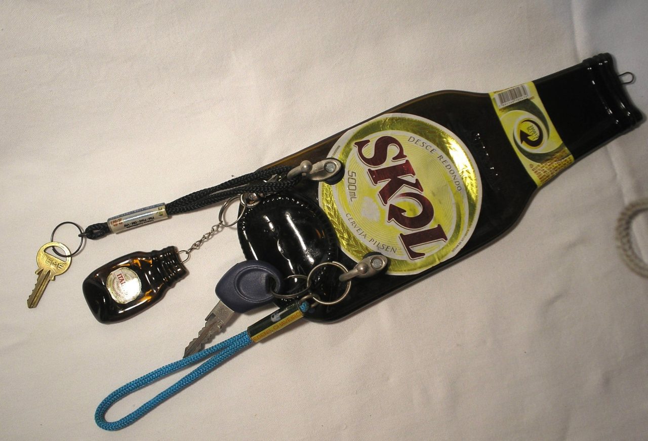 | Casa do Colecionador Porta Chave e chaveiro feito com garrafa de vidro Original da Skoll 500 Ml + chaveirinho de vidro de garrafa Itaipava - feito para pendurar em local adequado.
