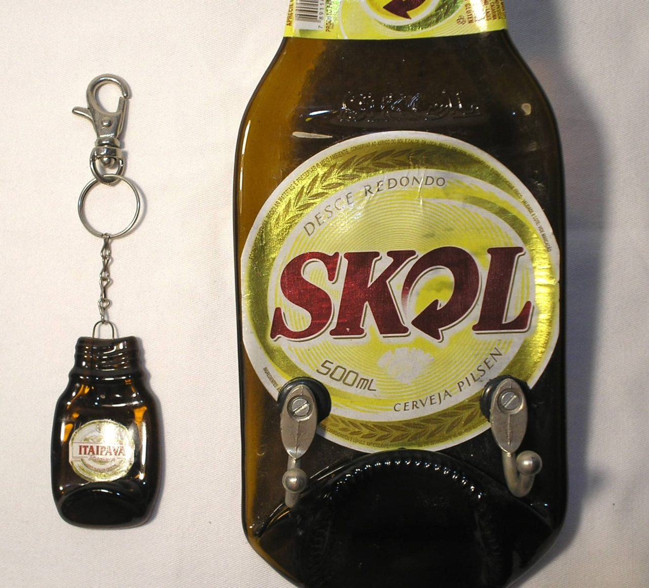 | Casa do Colecionador Porta Chave e chaveiro feito com garrafa de vidro Original da Skoll 500 Ml + chaveirinho de vidro de garrafa Itaipava - feito para pendurar em local adequado.