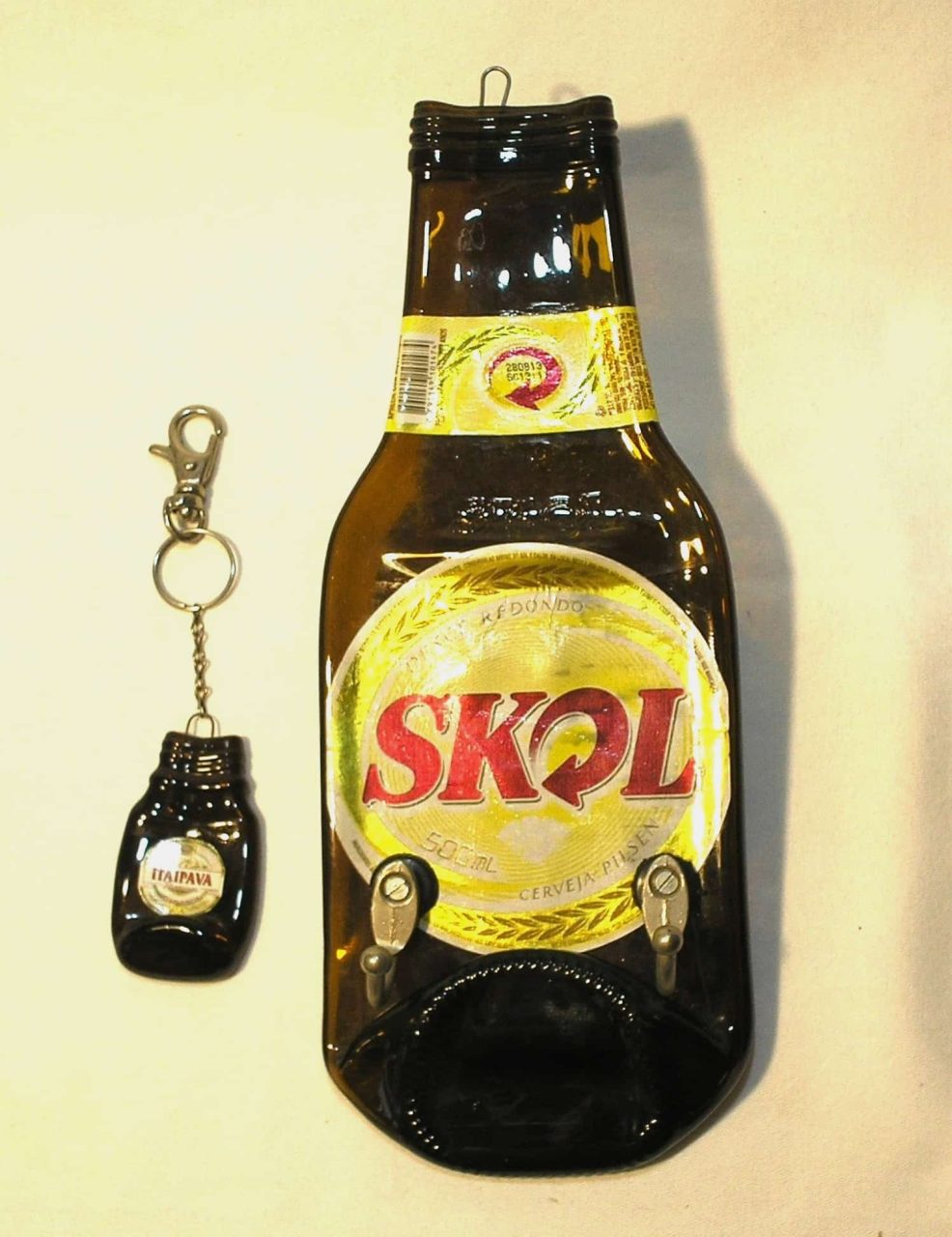 | Casa do Colecionador Porta Chave e chaveiro feito com garrafa de vidro Original da Skoll 500 Ml + chaveirinho de vidro de garrafa Itaipava - feito para pendurar em local adequado.