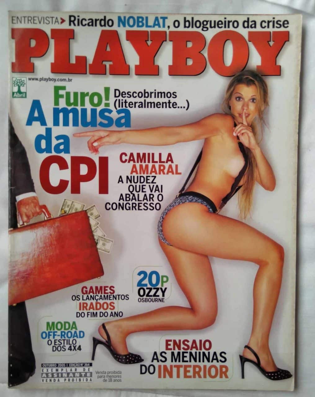 241Q Revista Playboy 364. Camila Amaral com poster.