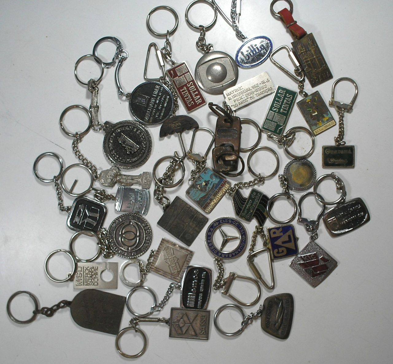 | Casa do Colecionador 30 Chaveiros diferentes diversos motivos metal e Inox