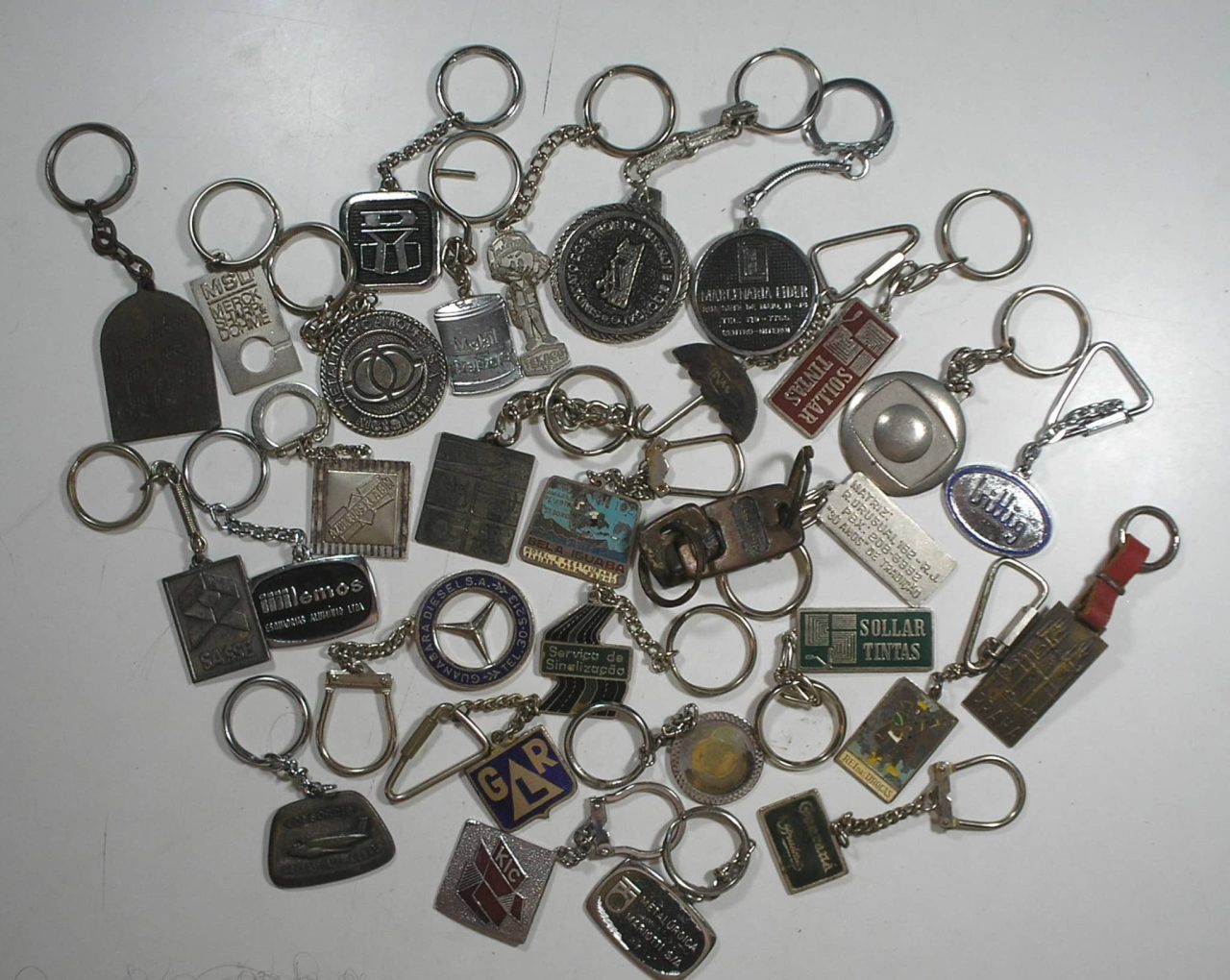 | Casa do Colecionador 30 Chaveiros diferentes diversos motivos metal e Inox