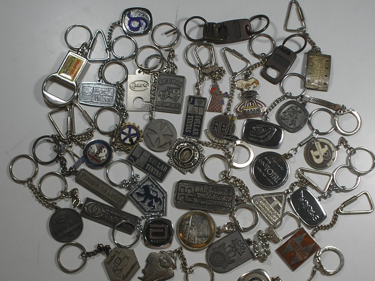| Casa do Colecionador 36 Chaveiros diferentes diversos motivos em metal
