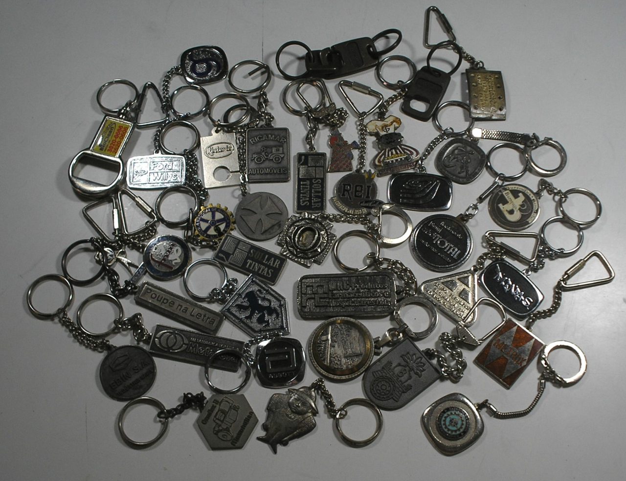 | Casa do Colecionador 36 Chaveiros diferentes diversos motivos em metal