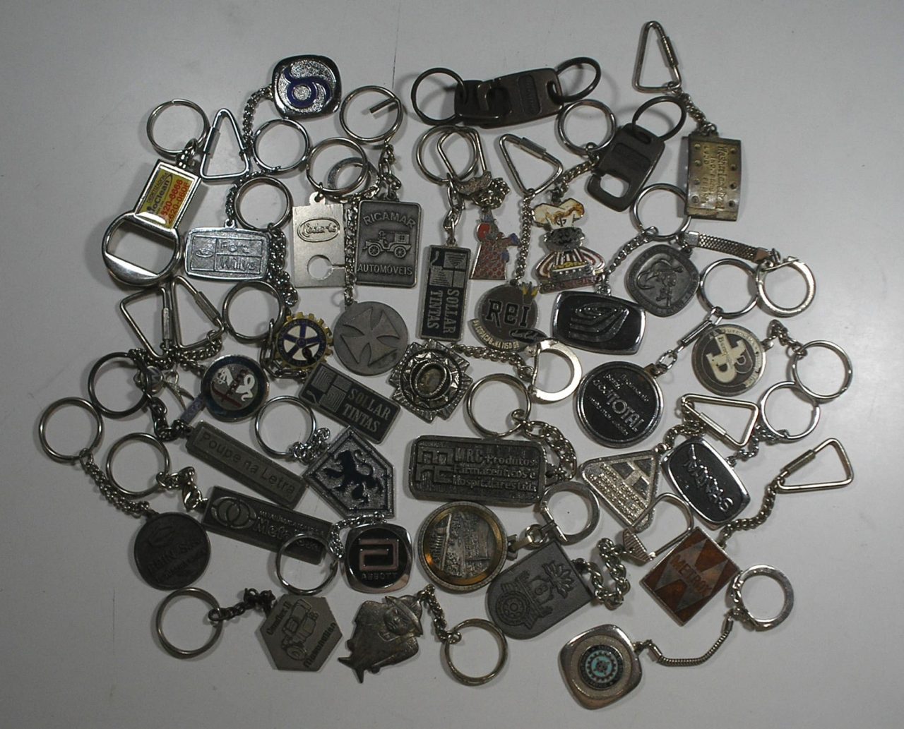 | Casa do Colecionador 36 Chaveiros diferentes diversos motivos em metal