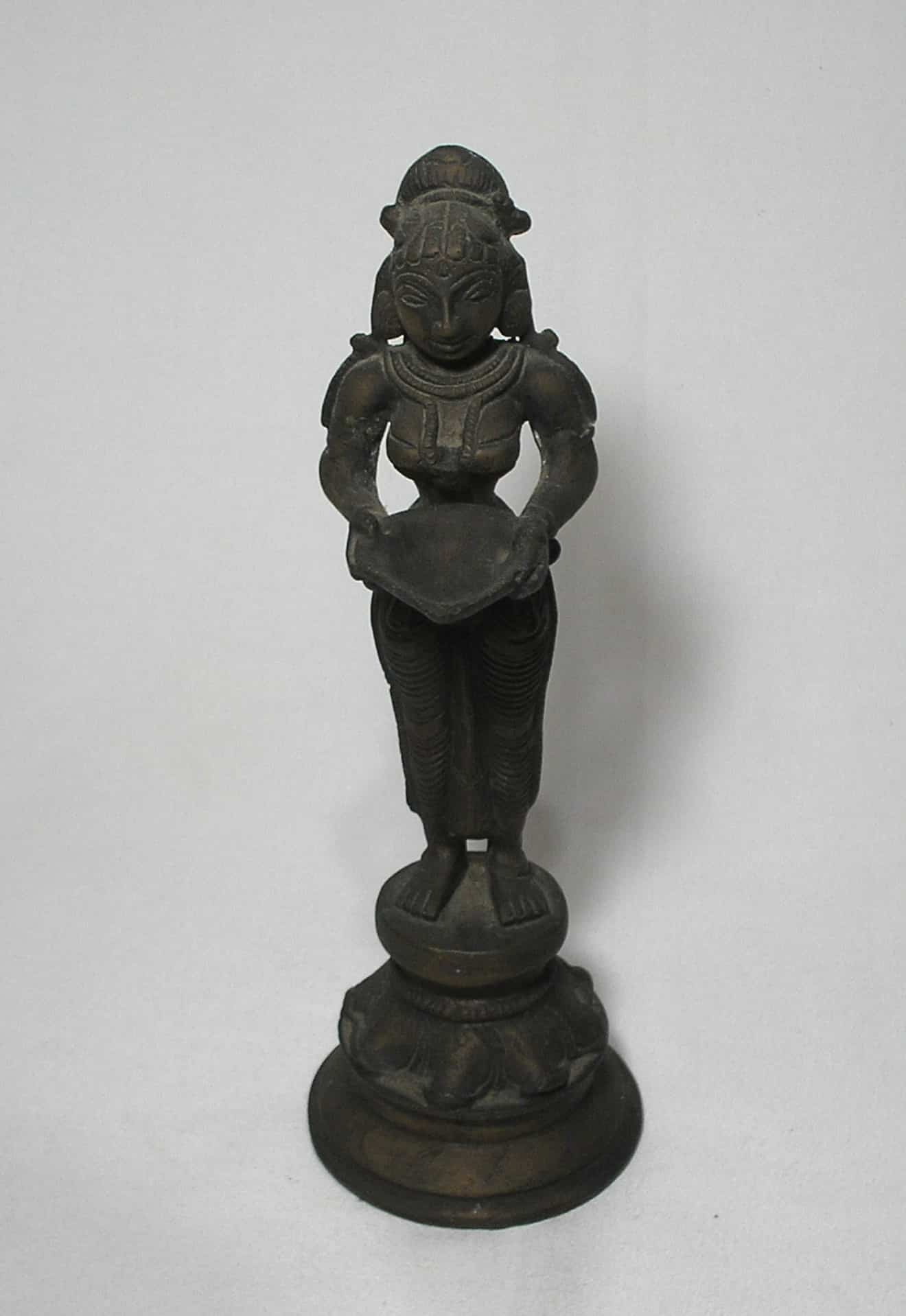 | Casa do Colecionador Escultura de Mulher Egipcia carregando prato de oferenda - metal bronze