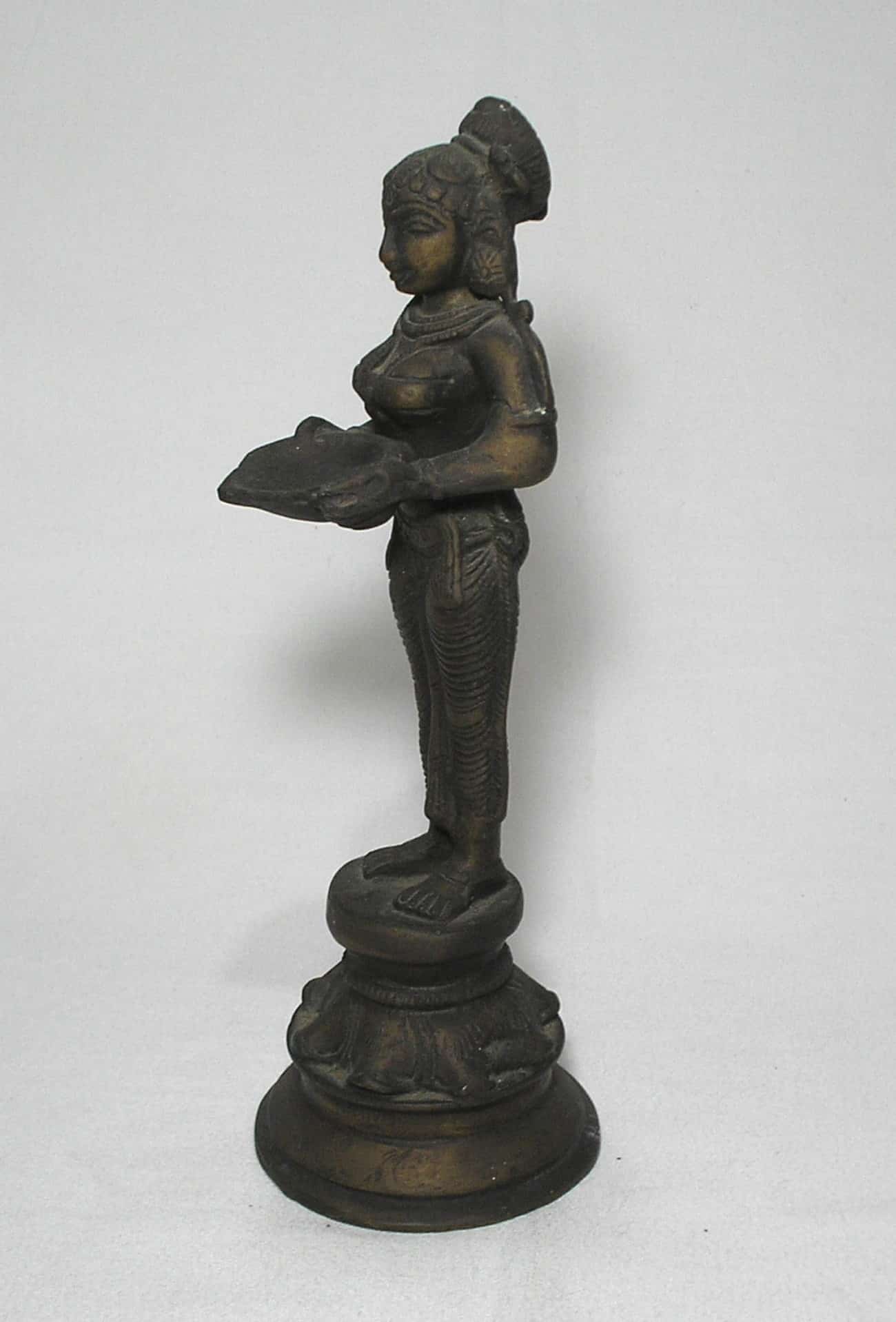 | Casa do Colecionador Escultura de Mulher Egipcia carregando prato de oferenda - metal bronze