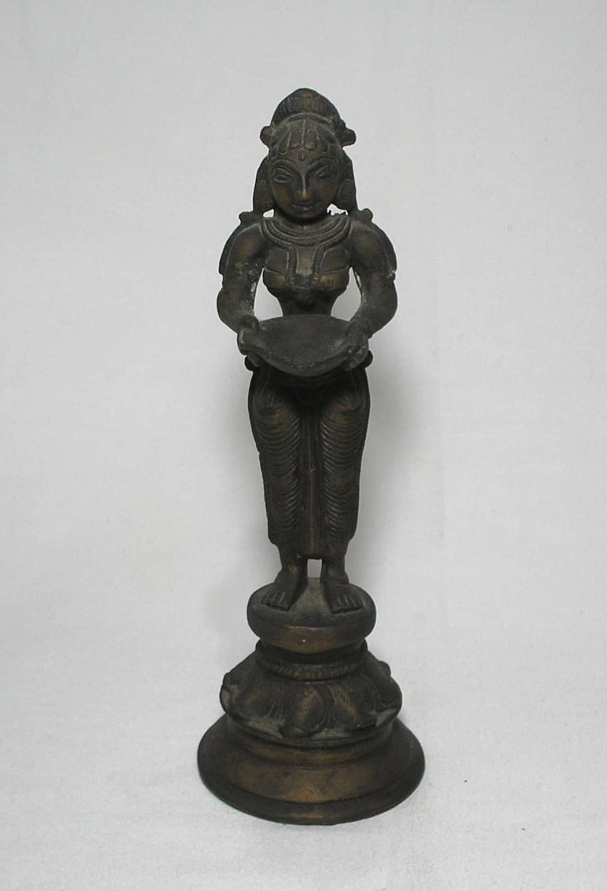 | Casa do Colecionador Escultura de Mulher Egipcia carregando prato de oferenda - metal bronze