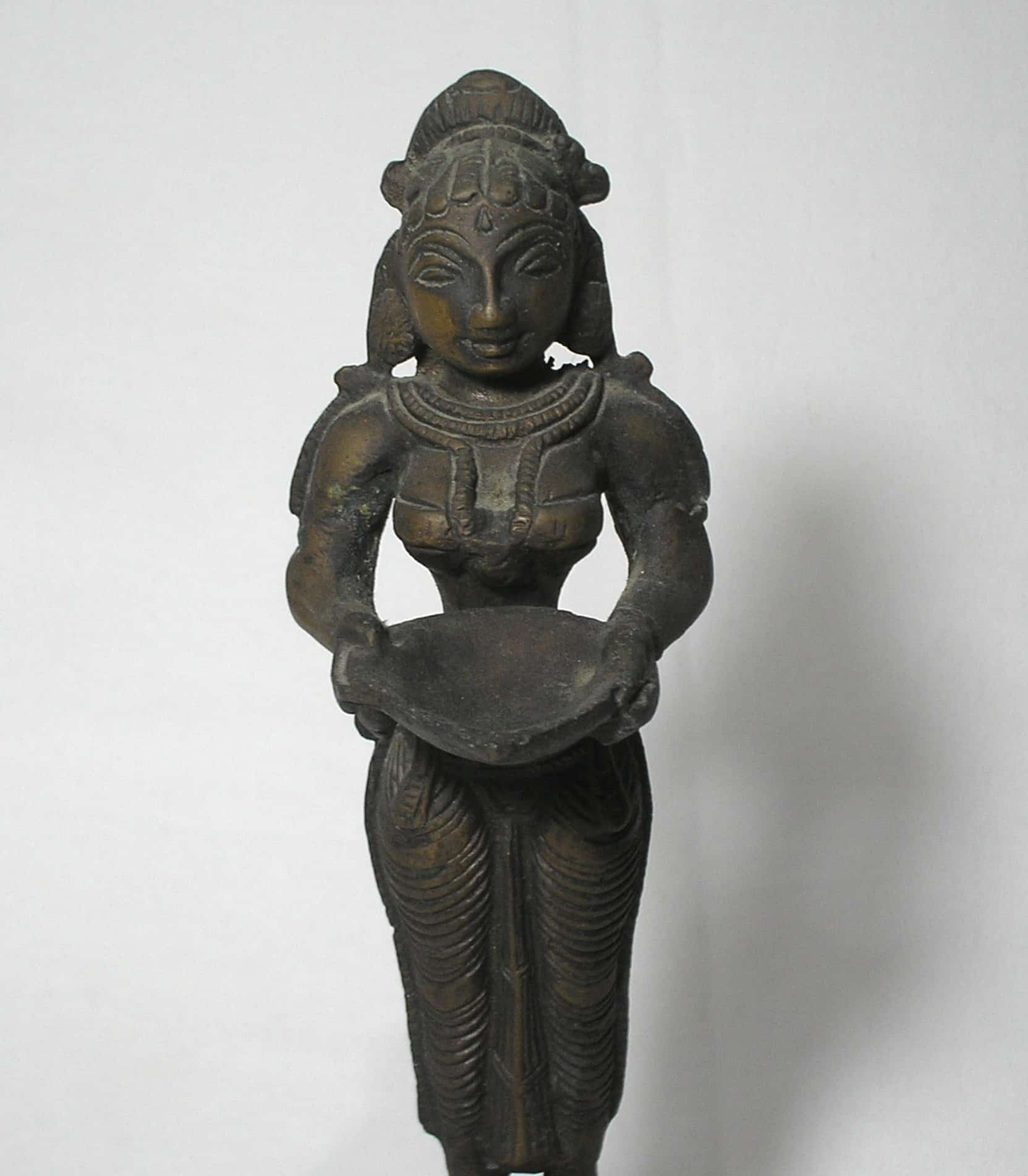 | Casa do Colecionador Escultura de Mulher Egipcia carregando prato de oferenda - metal bronze