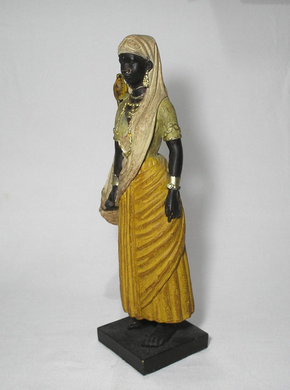 | Casa do Colecionador Lindíssima Estátua representando Mulher Indiana - rico em detalhes