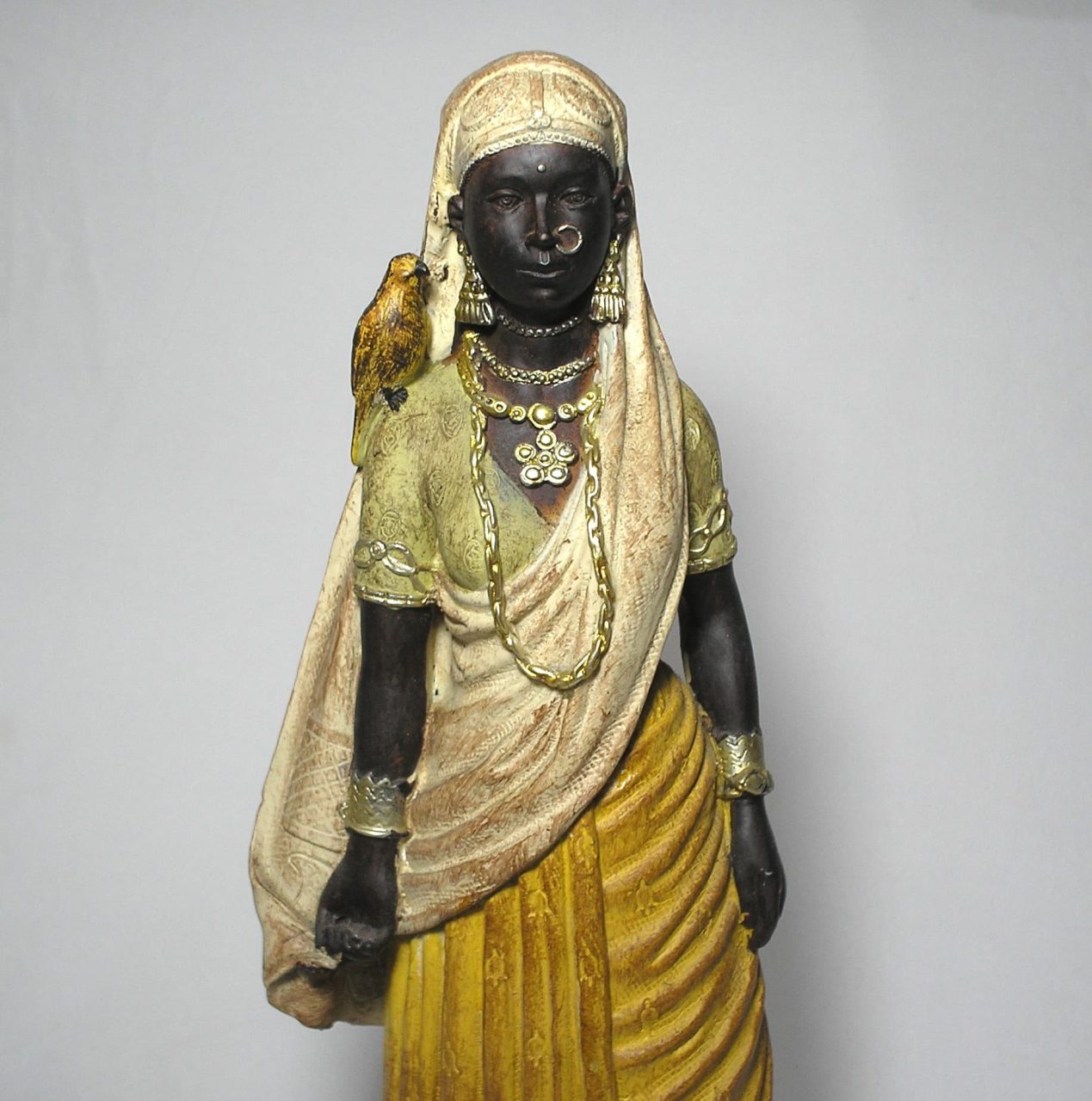 | Casa do Colecionador Lindíssima Estátua representando Mulher Indiana - rico em detalhes