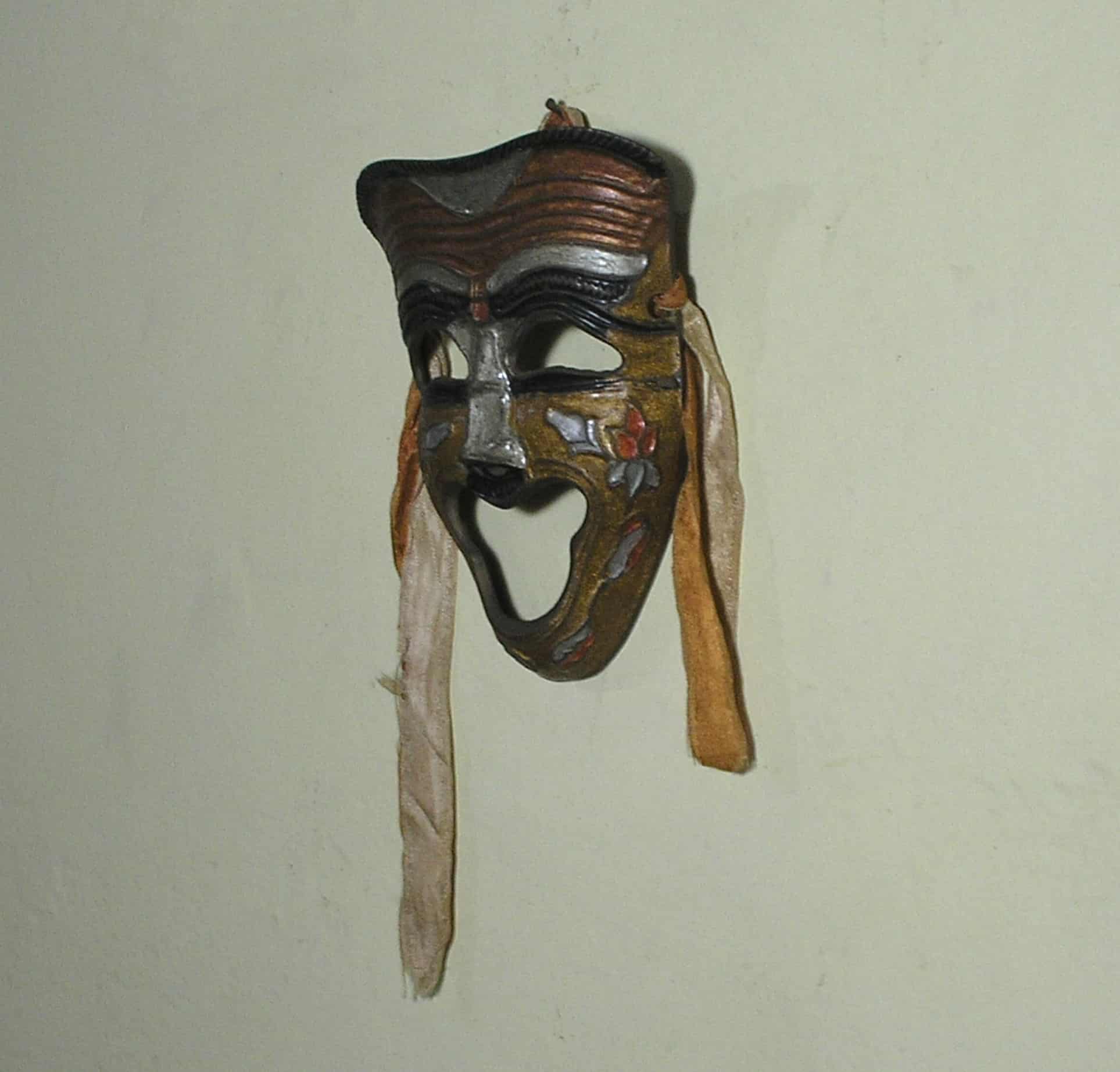 | Casa do Colecionador Mascara de ferro tipo caranval de mardi gras - com fitas nas laterias - enfeita e abrilhanta o ambiente.