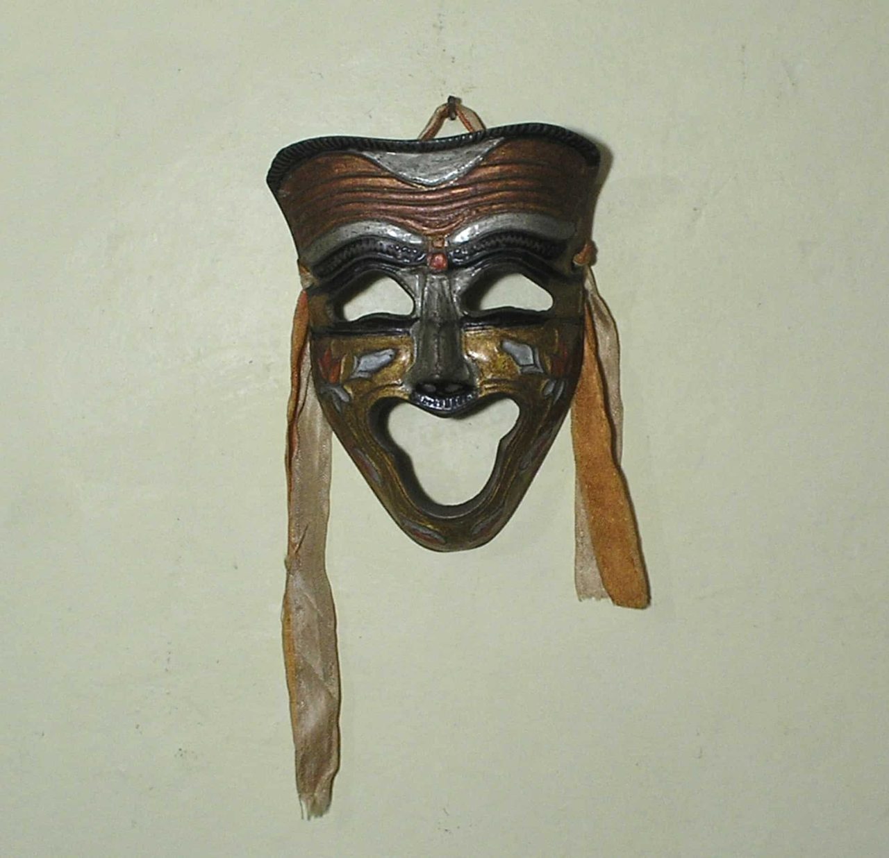 | Casa do Colecionador Mascara de ferro tipo caranval de mardi gras - com fitas nas laterias - enfeita e abrilhanta o ambiente.