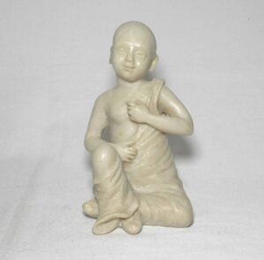 Escultura Pequeno Buda sentado.