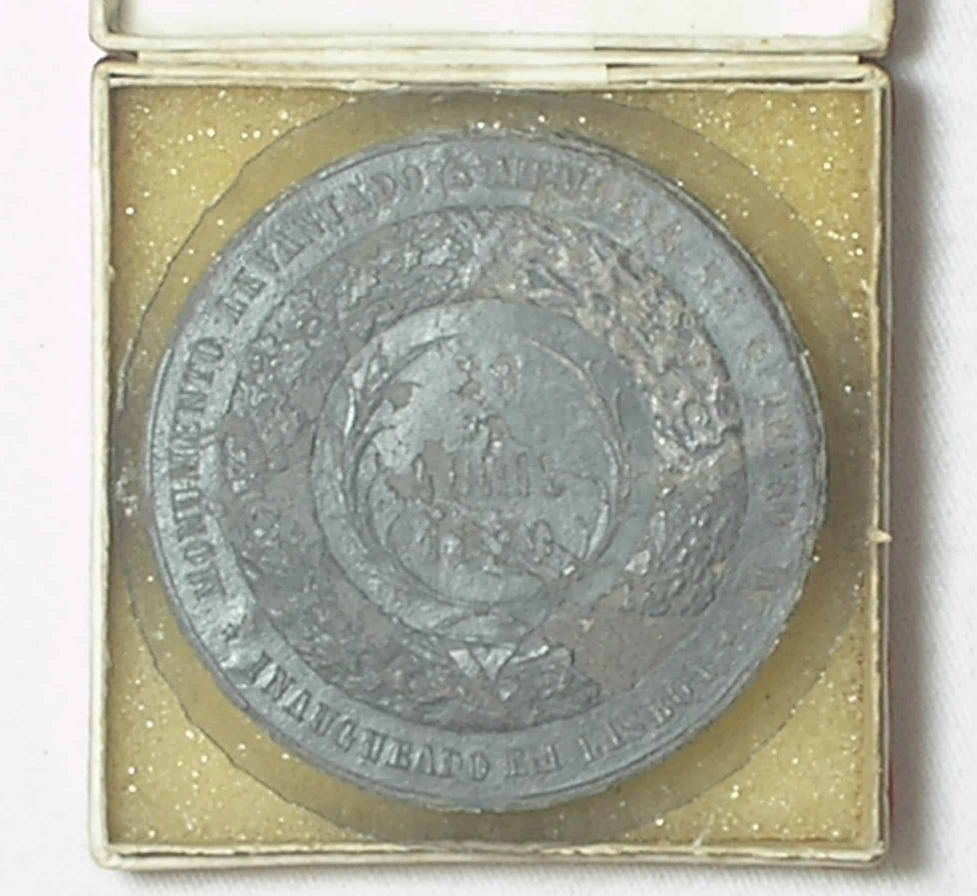 | Casa do Colecionador Estojo com Medalha de Antimônio de D. Pedro IV, Rei de Portugal > datada 1870 < Monumento levantado a memória de D.Pedro IV / Rara / Conservação Gasta